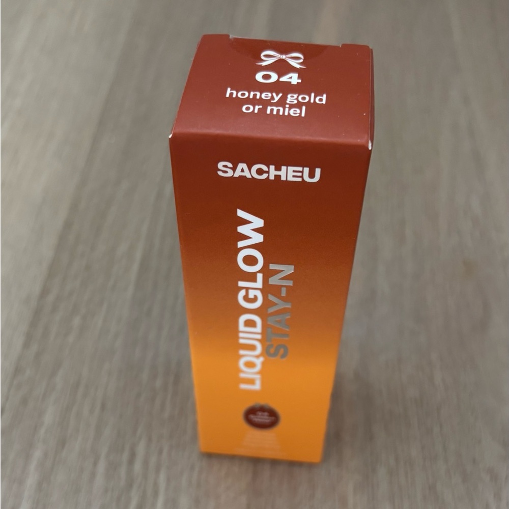 SACHEU Liquid Glow STAY-N All-Day Illuminator in
Honey Gold